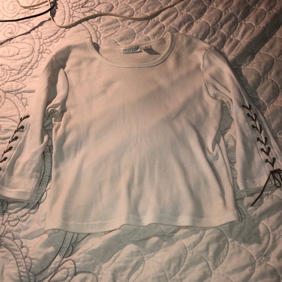 5 for $25❣️Cute top with cute ties on sleeves - Picture 1 of 3
